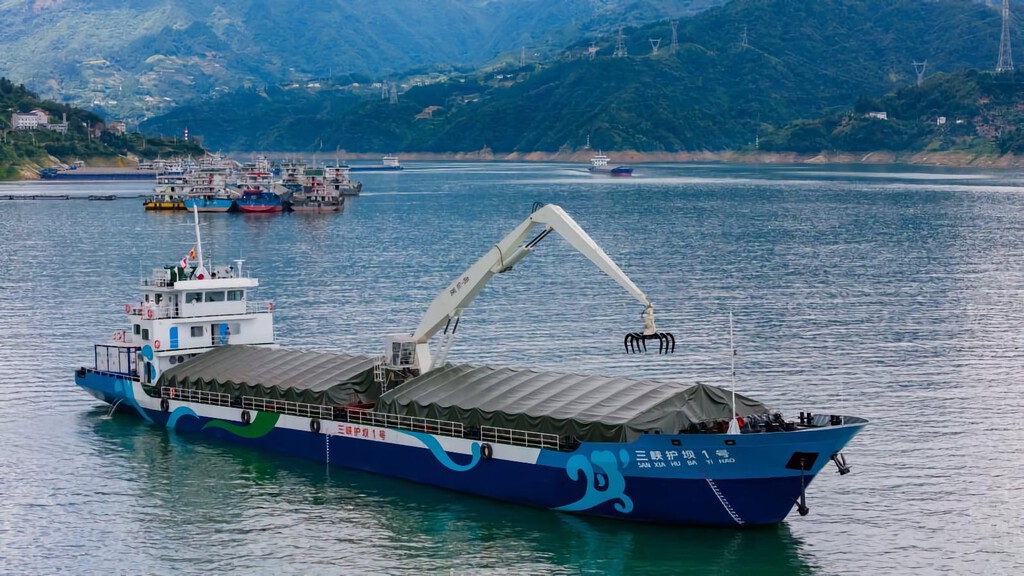 Una «roomba» para limpiar ríos: el barco que la presa de las Tres Gargantas ha puesto en marcha en China